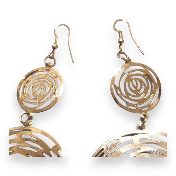 Silver tone Rose Shape Vortex Wafer Earrings - Picture 4 of 5